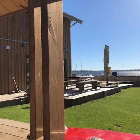 Au Bord Du Lac Villa